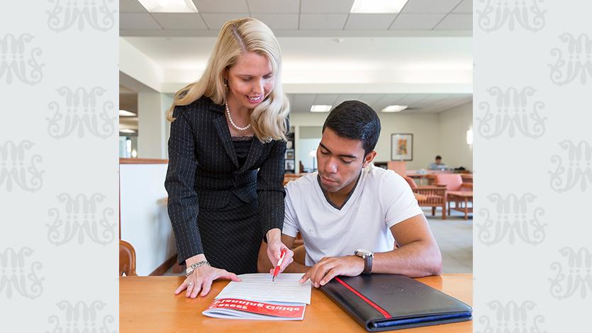 博士图像. 玛丽啊. Jones working with a student on career planning.